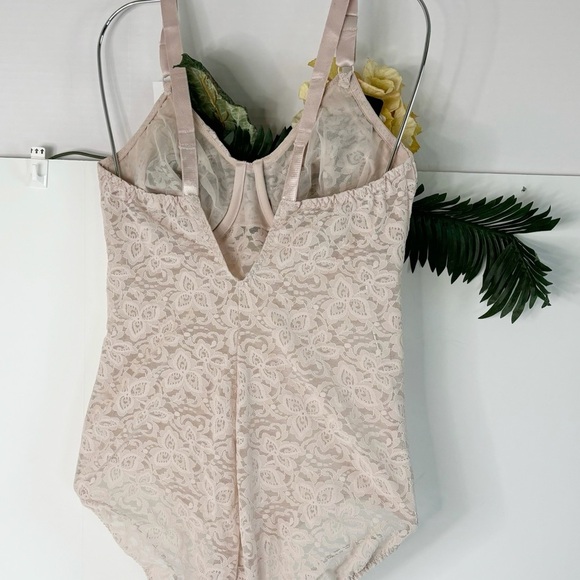 Bali Lace Shapewear Bodysuit in Cream - Picture 10 of 11